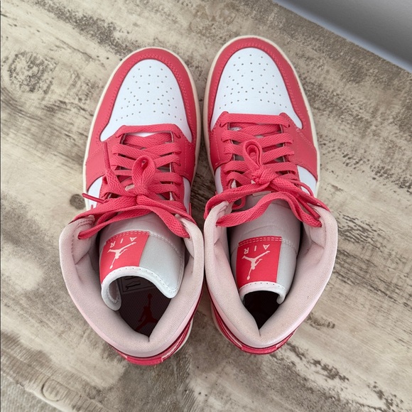 NEW Air Jordan 1 Mid "Strawberries And Cream" sneakers 8.5 - Picture 7 of 8